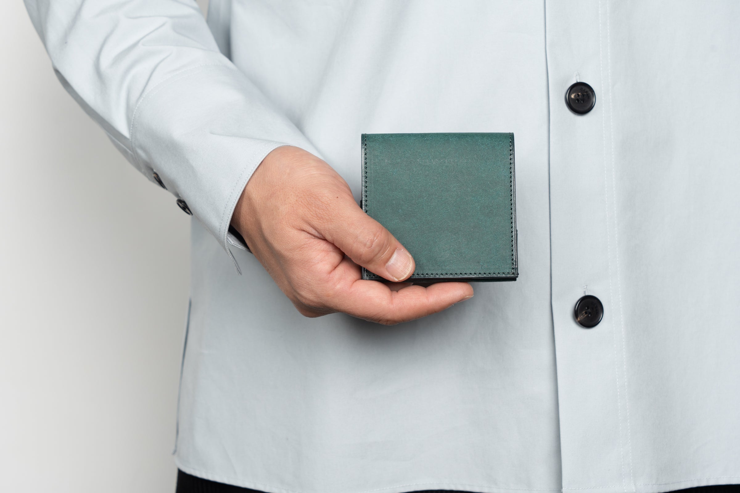 常識を越えた【極小サイズ】縦8.4×横8.8cmで仕立てた二つ折り財布