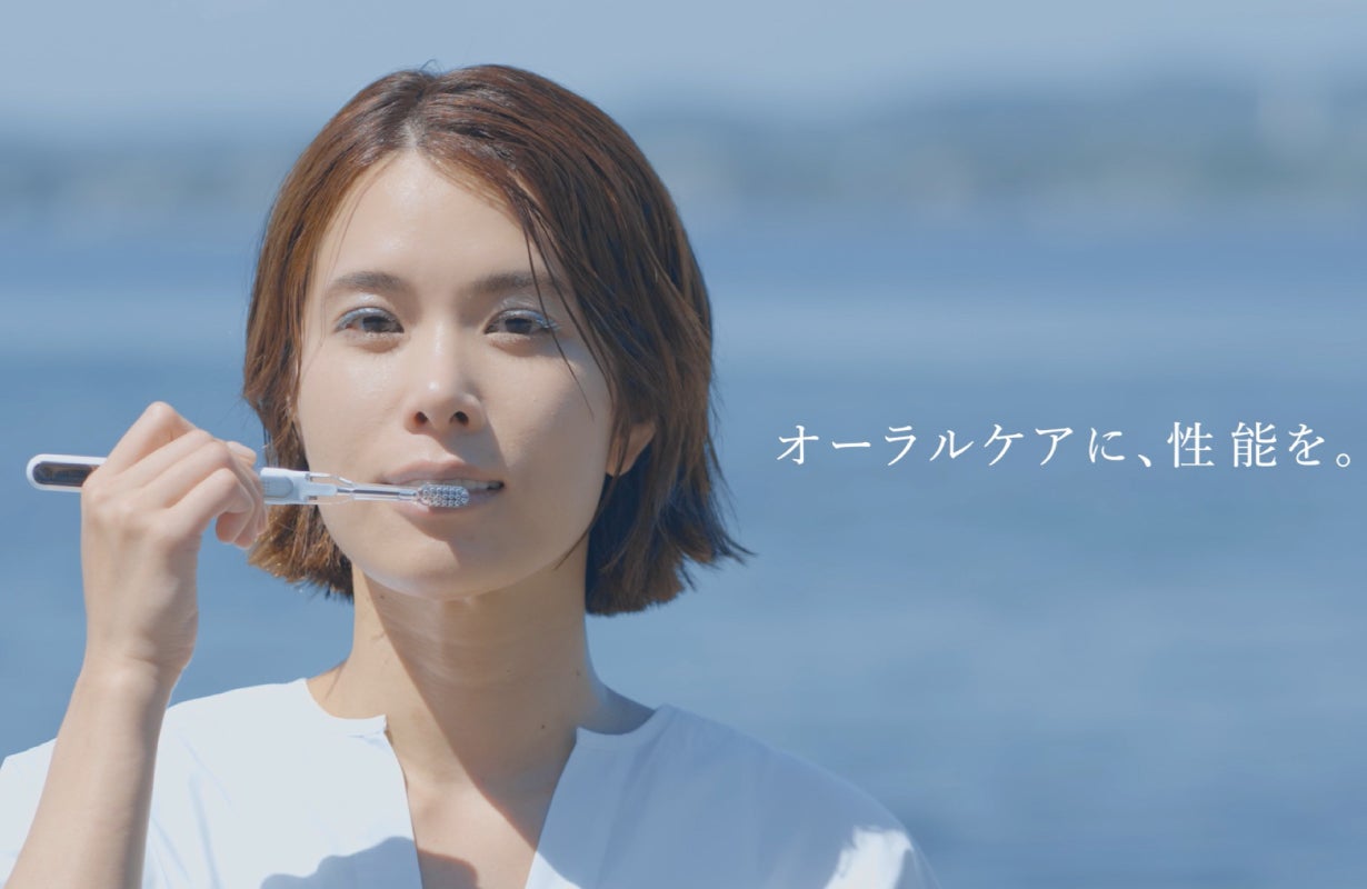 光と水で、驚きの歯垢除去。音波振動式ソーラー歯ブラシ「ソラデー