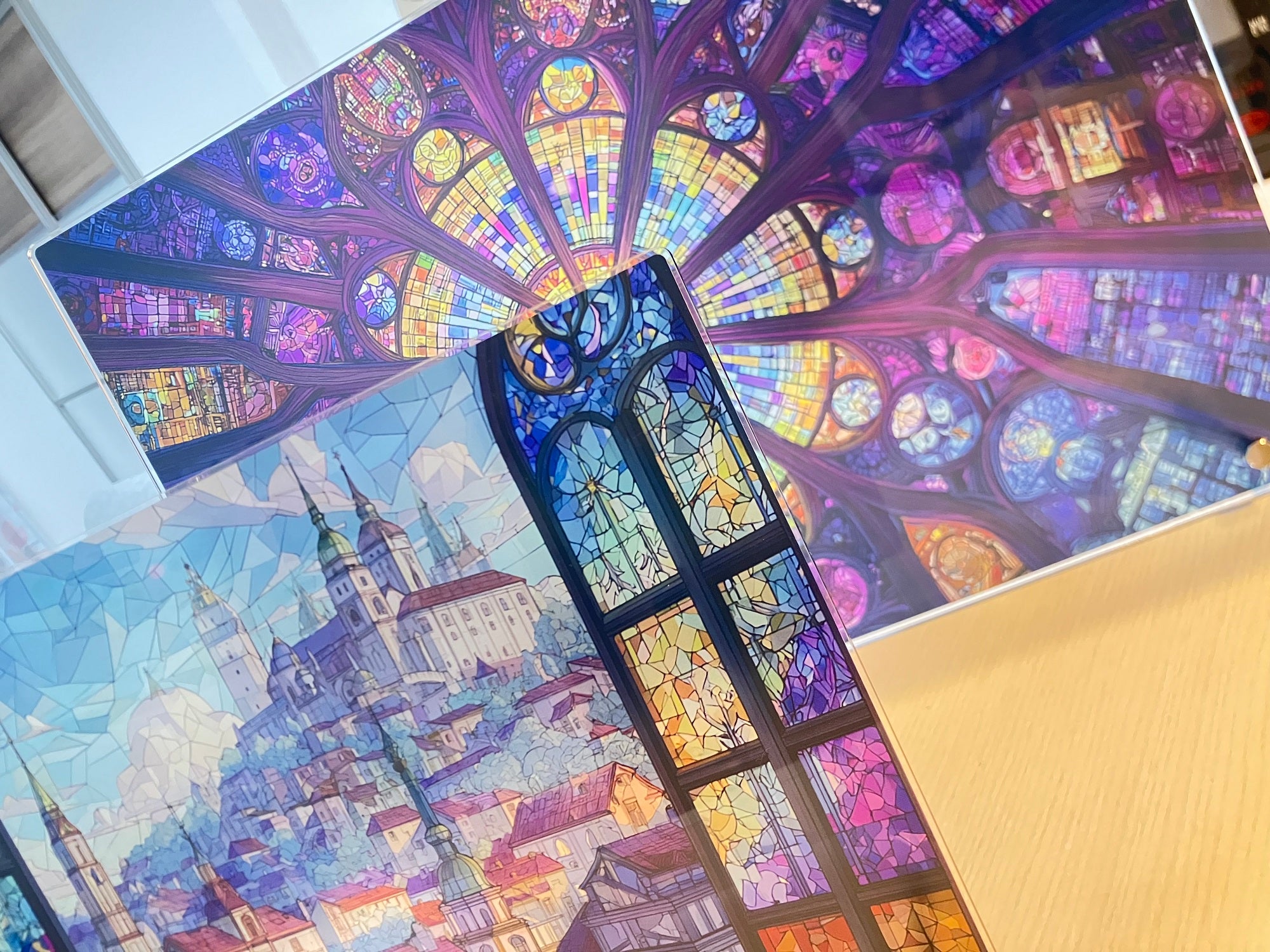 ステンドグラスのような趣を暮らしの中へ。アクリル製アートパネルで