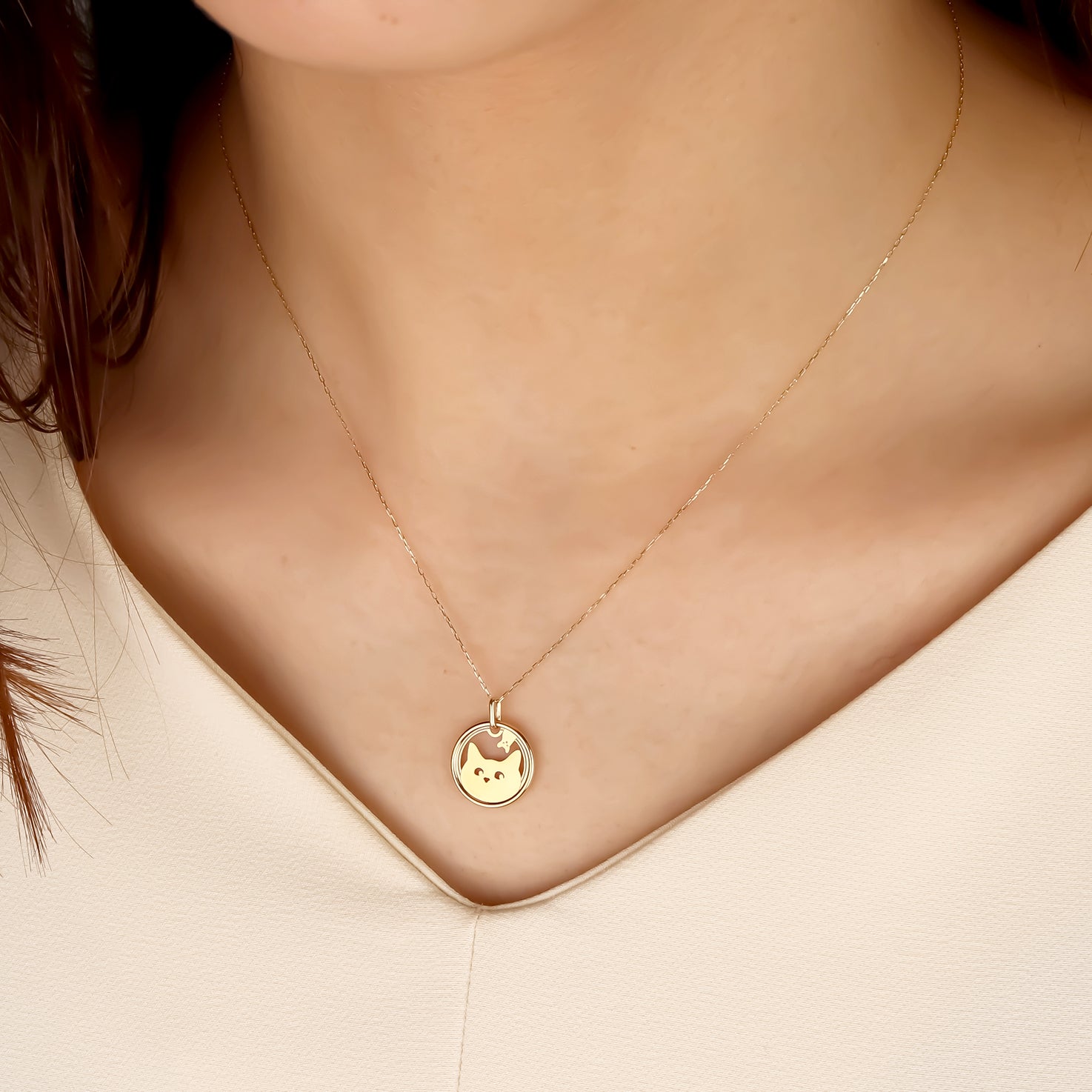 贅沢に18金で仕上げた、誰もが虜になる愛され猫ペンダント