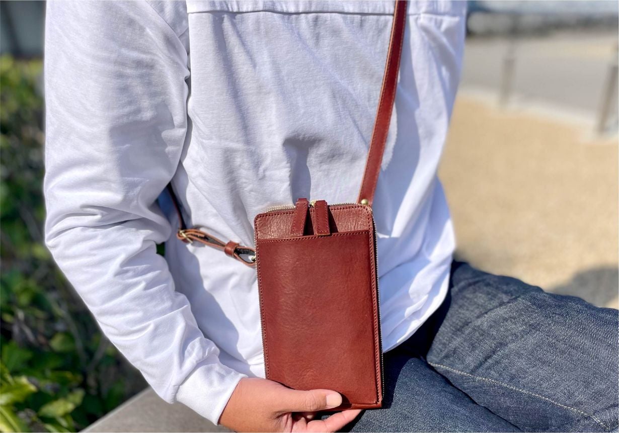 入れたまま充電&決済OK！スマートで大人の品格が漂うヴィンテージ