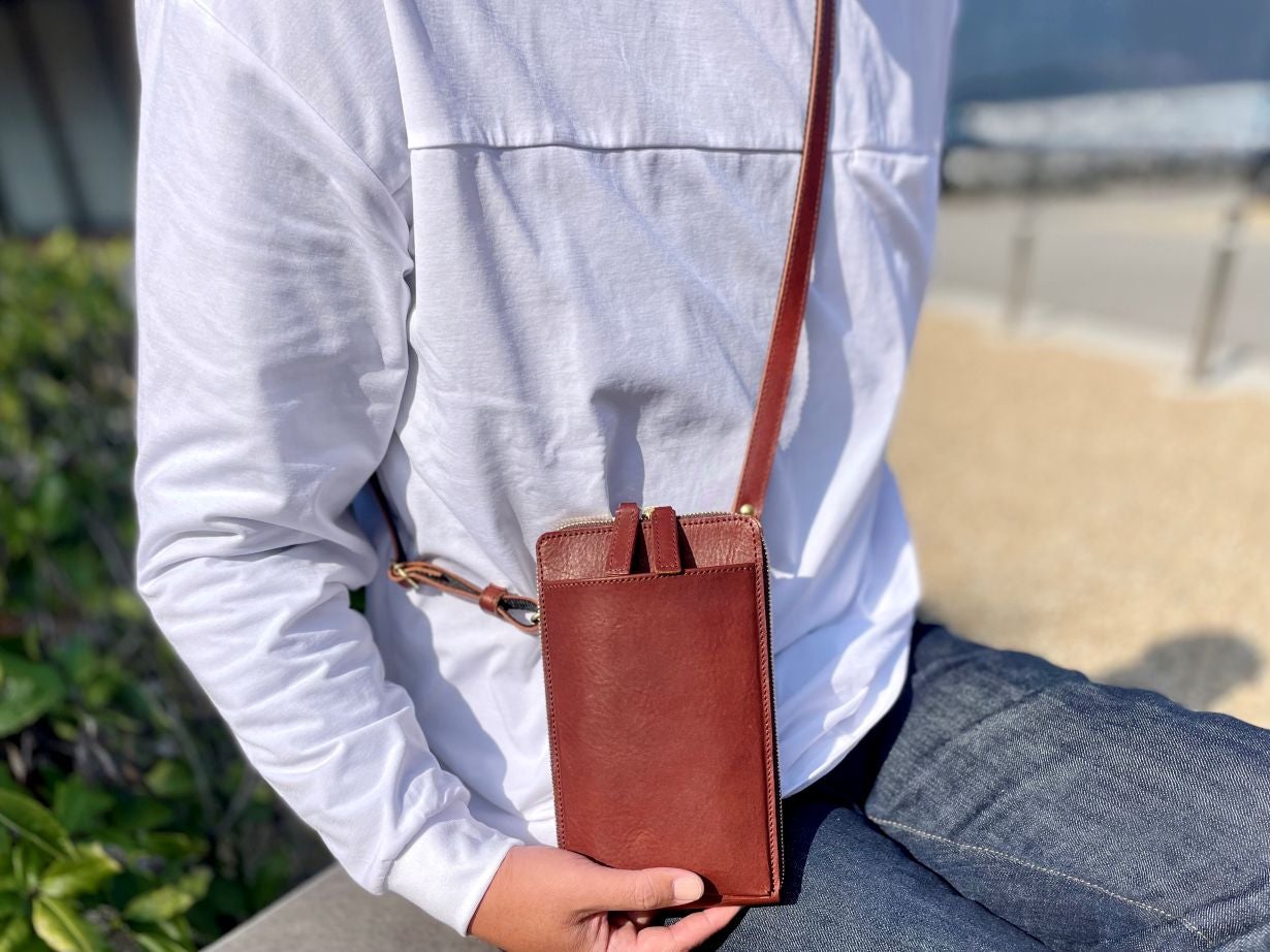 入れたまま充電&決済OK！スマートで大人の品格が漂うヴィンテージ