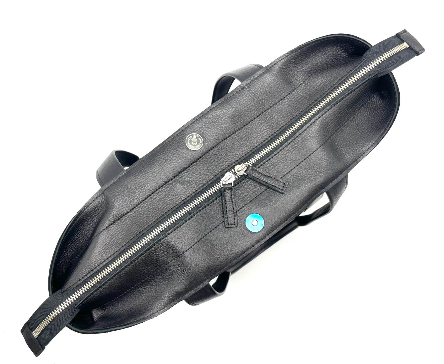 デッドストック革を愛着の湧くモノへ。軽くて柔らかな使い心地で日々