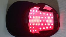 【特許・意匠権】赤色LEDを帽子に装着するだけ！美しい毛髪ハリを実現する美髪器