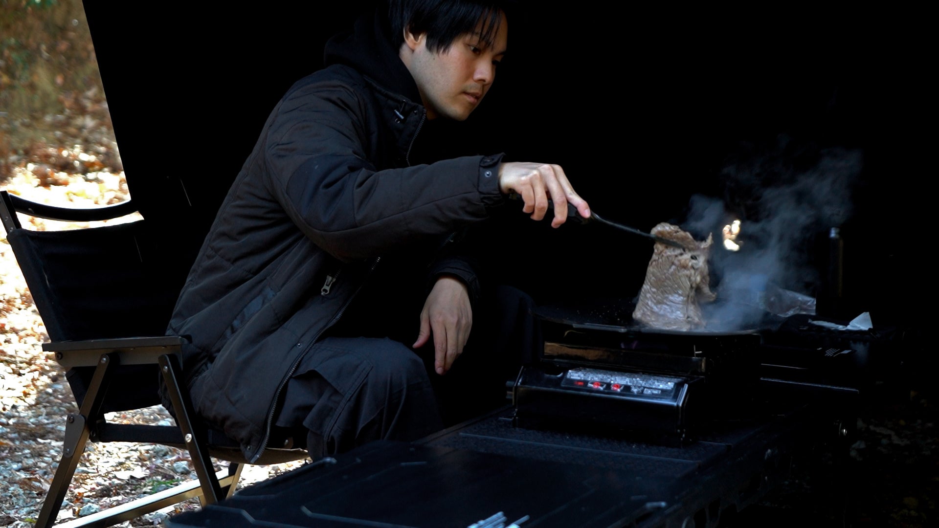 掴む所作まで黒く美しい。名栗ウッドグリップ×ブラックステンレスのBBQ