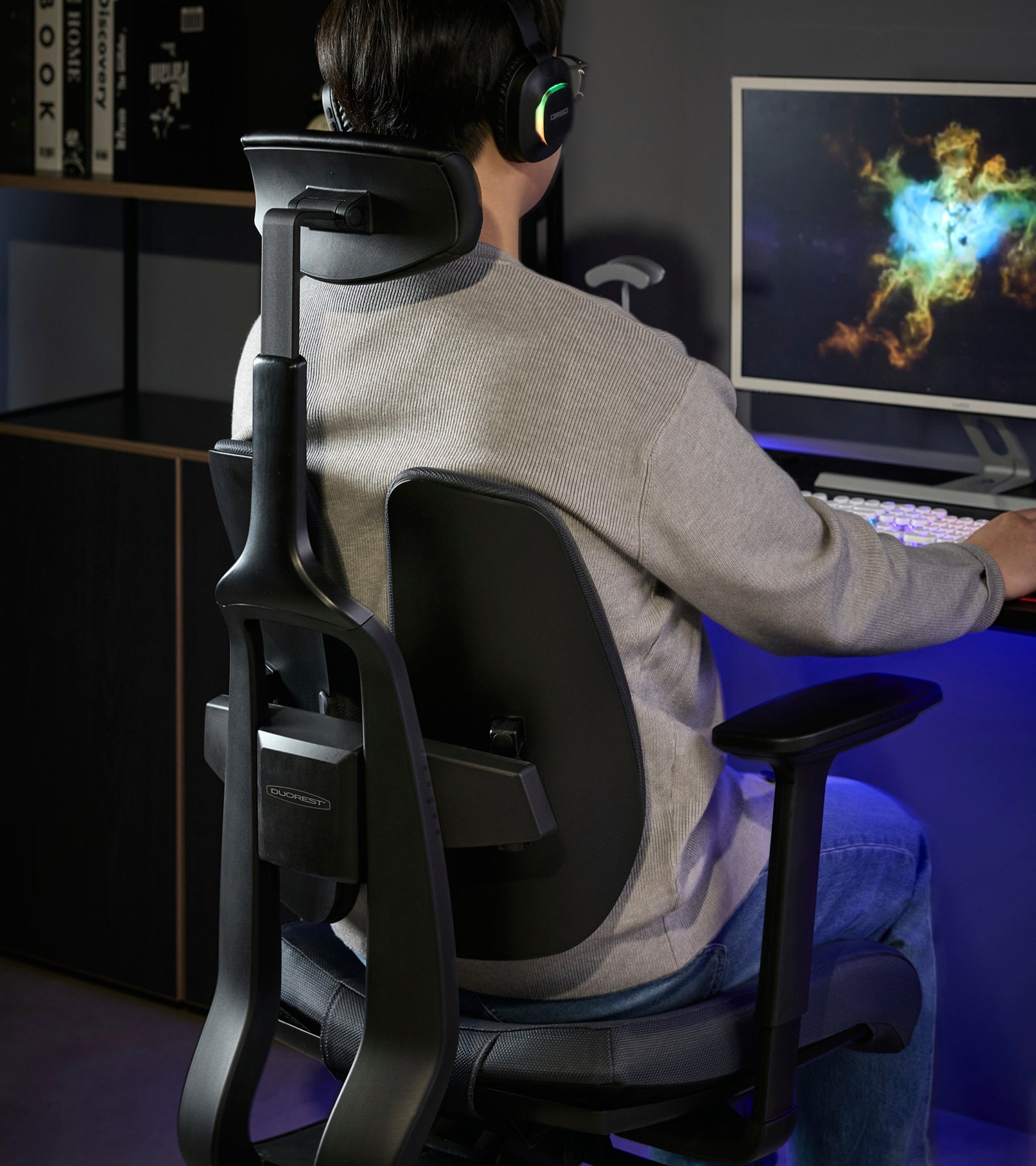 1日中座っても快適が続く。体に優しい革新的人間工学チェアDUOREST DX2