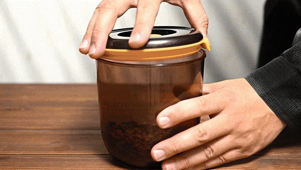 押すだけ簡単、しっかり密封。毎日が淹れたての味わい、真空