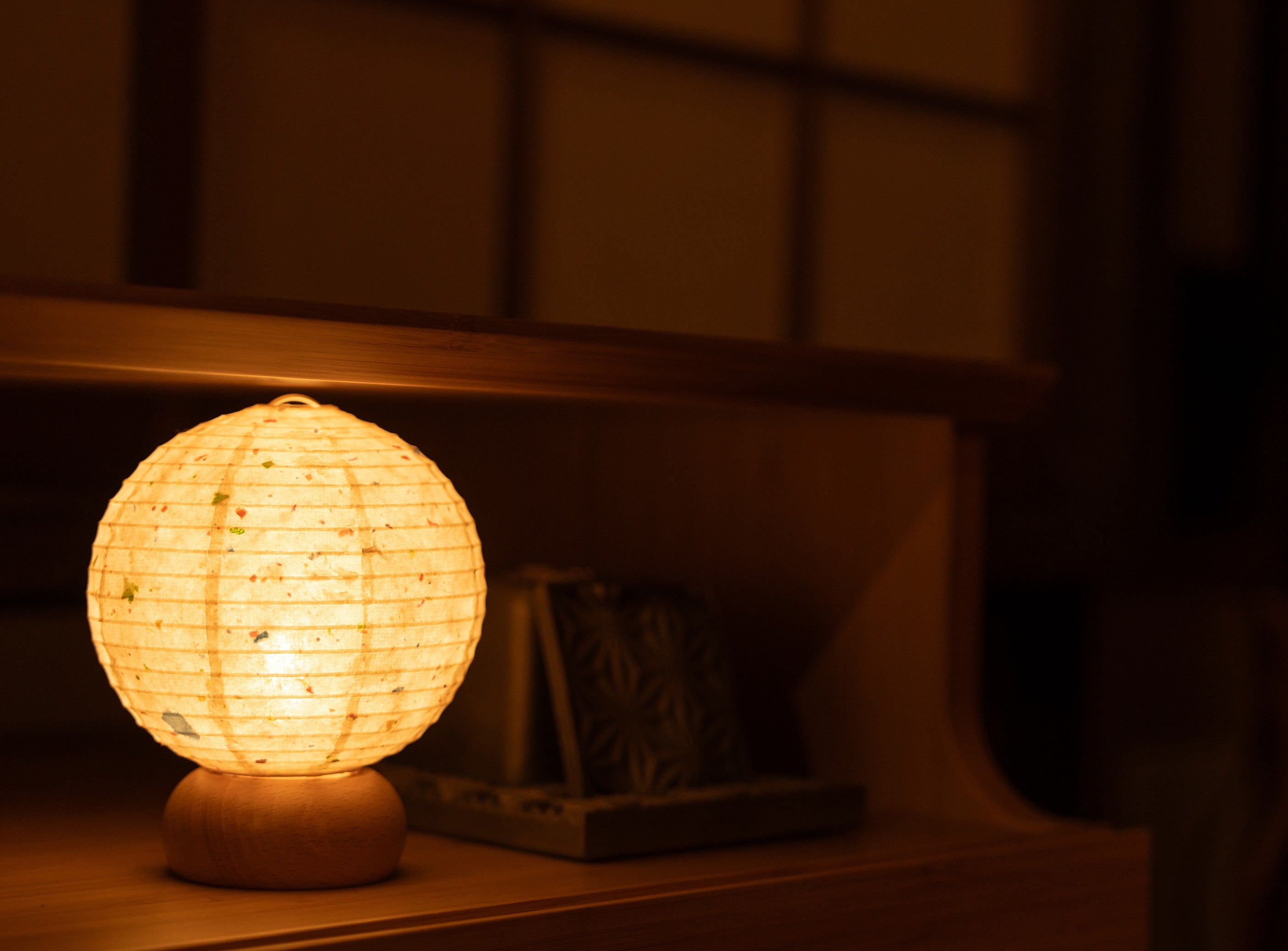 手漉き紙×提灯×LEDライトが生む次世代提灯。アタラシイ灯りで暮らしに