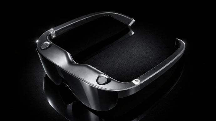 没入は、時間も場所も選ばない。 「大画面×ピント調節×遮光」の次世代