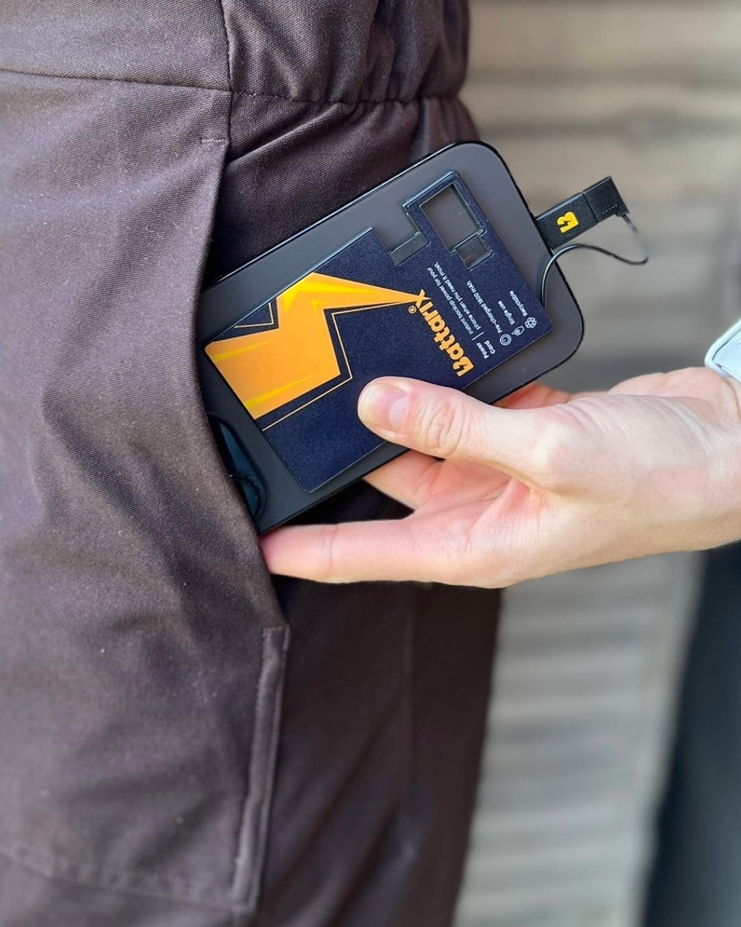 財布に常備するお守り充電】災害に備えた安心を。緊急用カード型スマホ