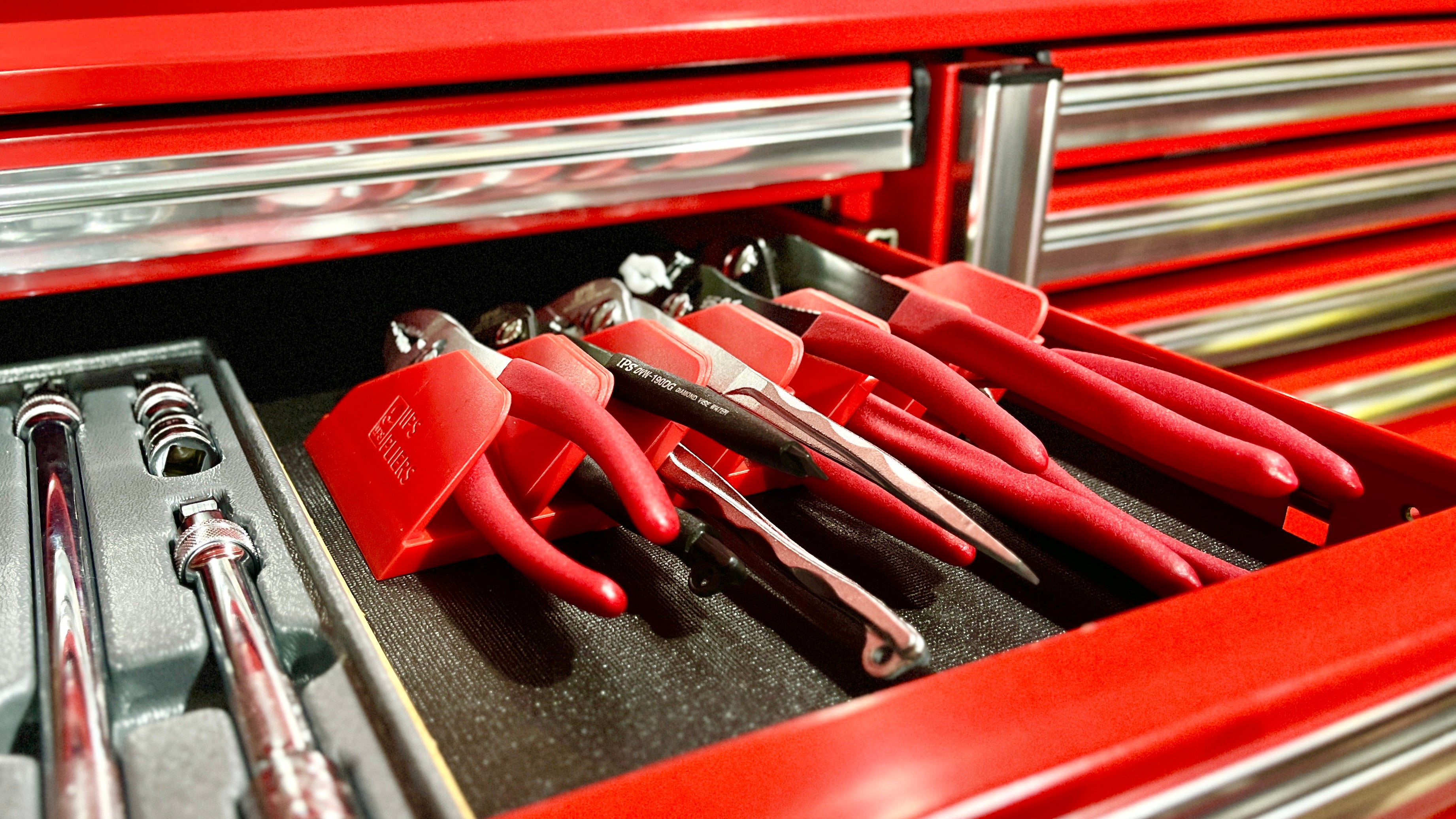 1DIN収納に革命！燕三条発。45度連結式 磁石内蔵プライヤラックで概念