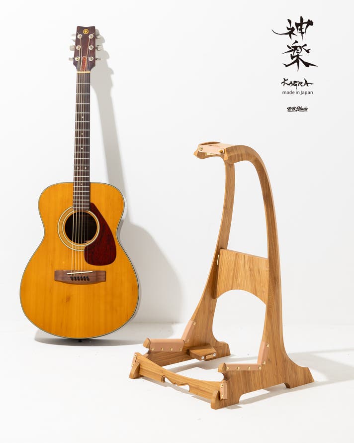 特別なギターに特別な場所。職人技で仕上げた至高の木製ギタースタンド