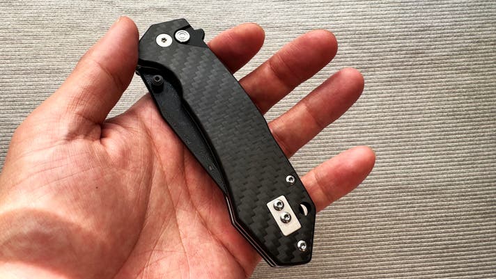 一点ごとに異なる黒模様。黒ダマスカス鋼×G10＋カーボンファイバー