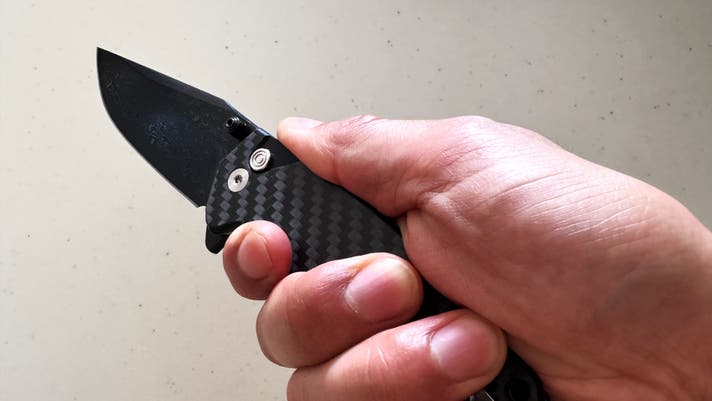 一点ごとに異なる黒模様。黒ダマスカス鋼×G10＋カーボンファイバー