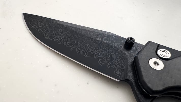 一点ごとに異なる黒模様。黒ダマスカス鋼×G10＋カーボンファイバー