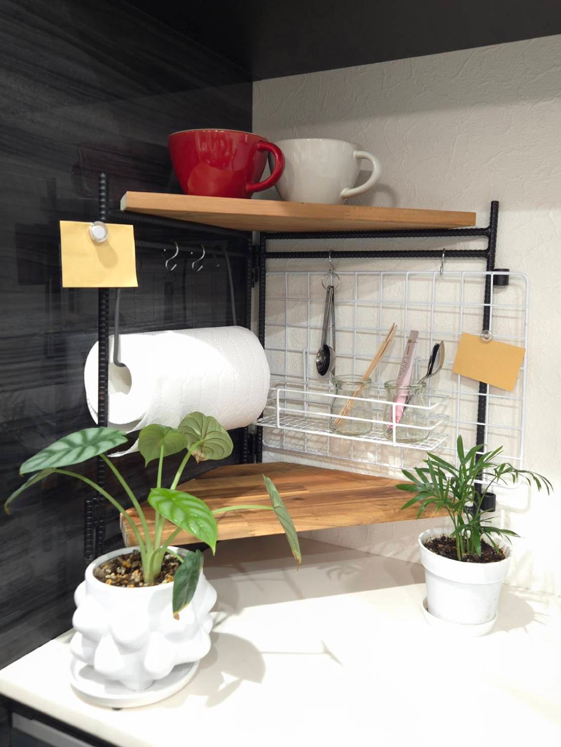 差し込むだけでテーブル、ラックに。溶接のプロが作った家具になる