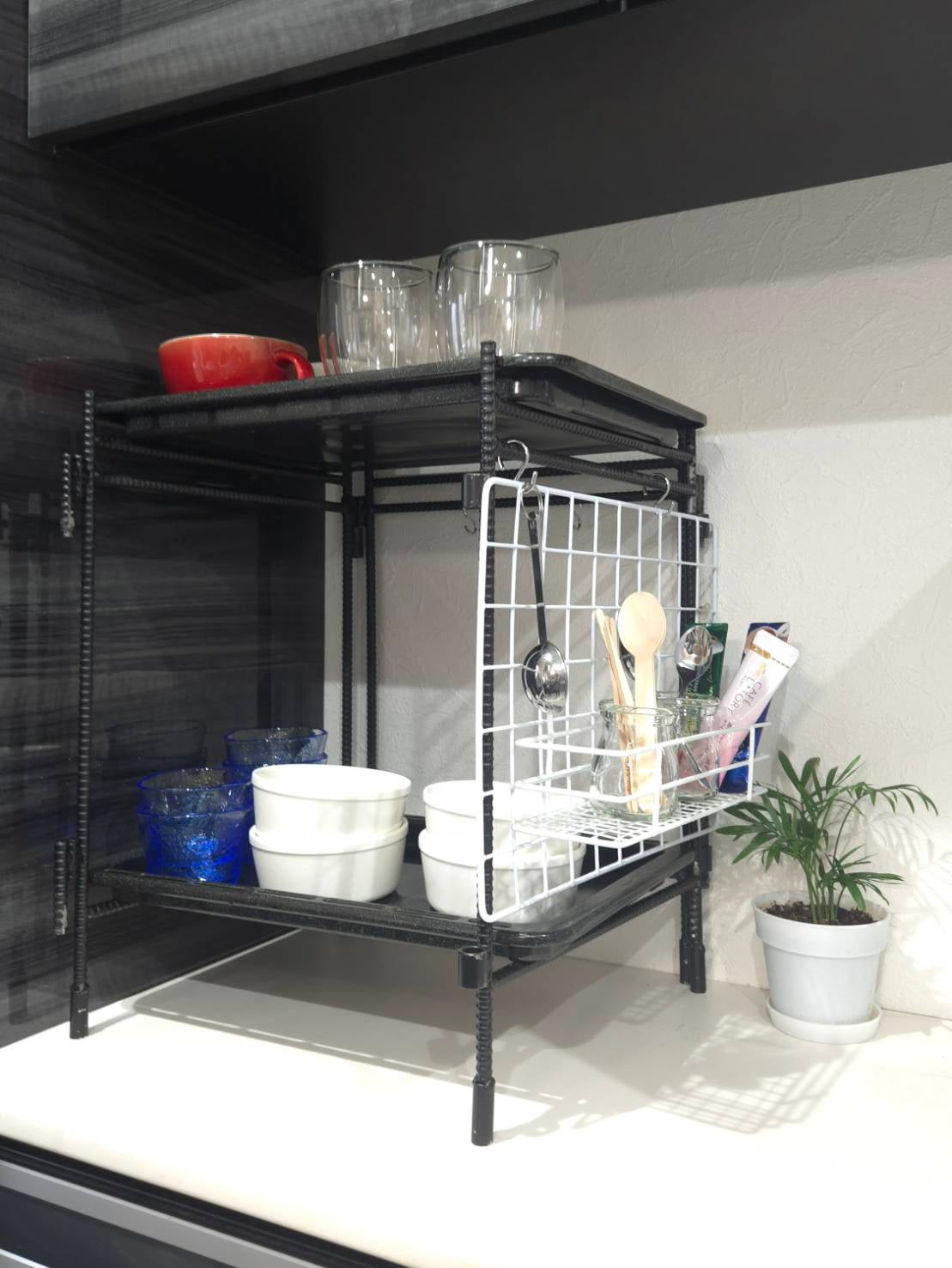 差し込むだけでテーブル、ラックに。溶接のプロが作った家具になる