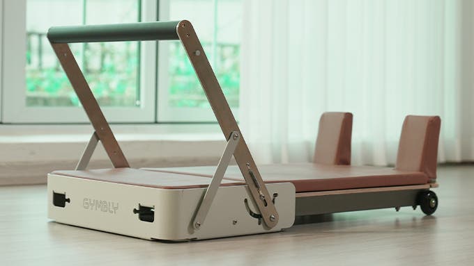 スタジオ級の運動を省スペースで。組立不要なピラティスマシン