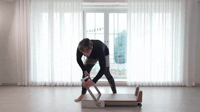 スタジオ級の運動を省スペースで。組立不要な折り畳みピラティス