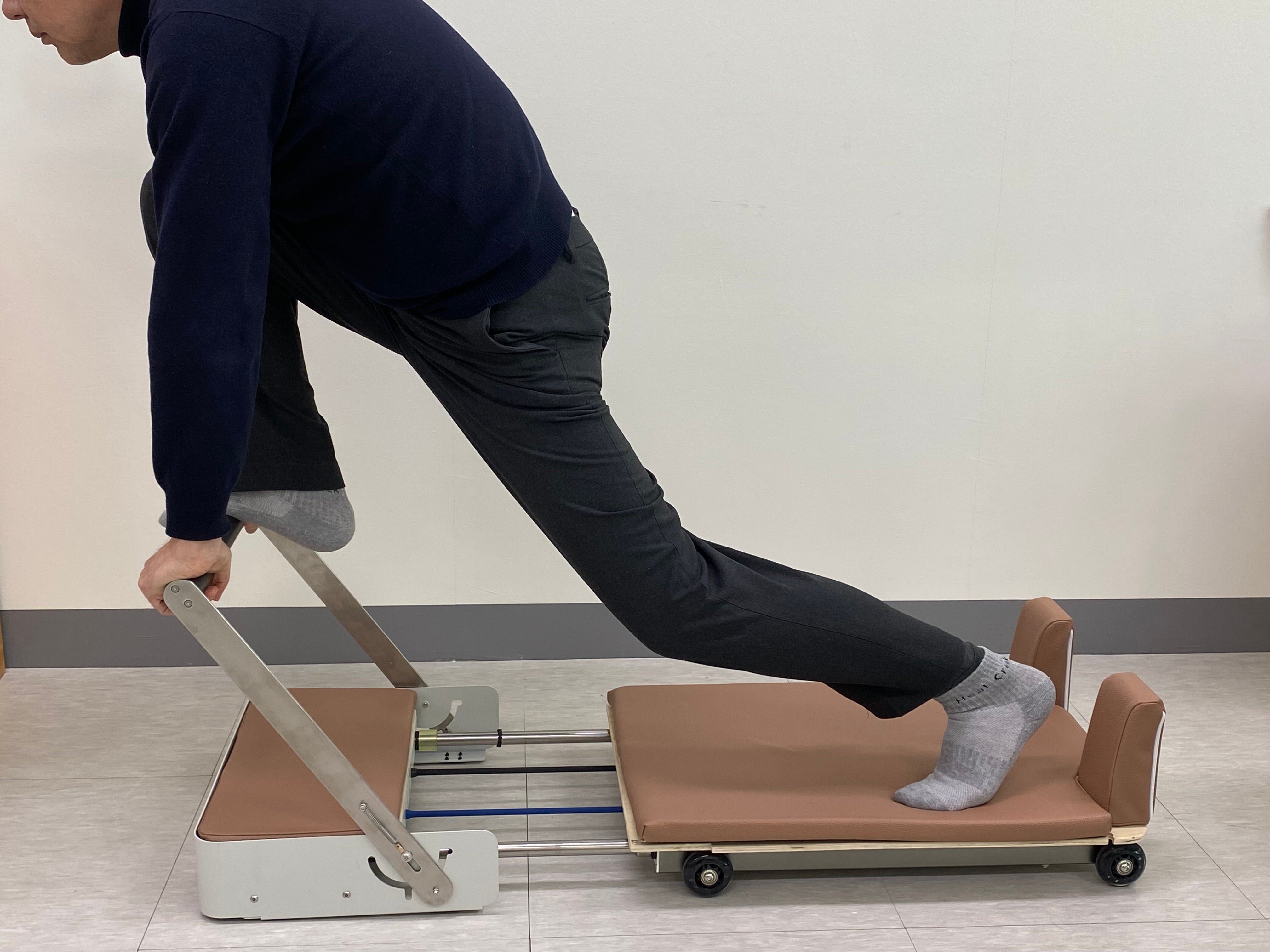 スタジオ級の運動を省スペースで。組立不要なピラティスマシン