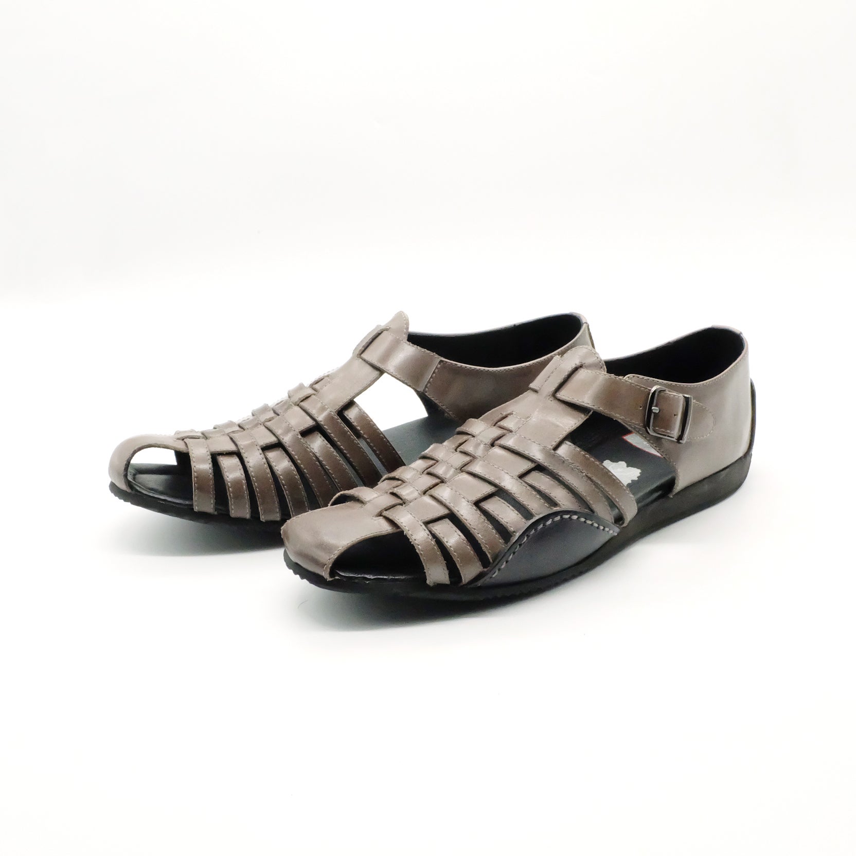 この夏、足元からドライブが変わる。プロも認めるレザードライビング