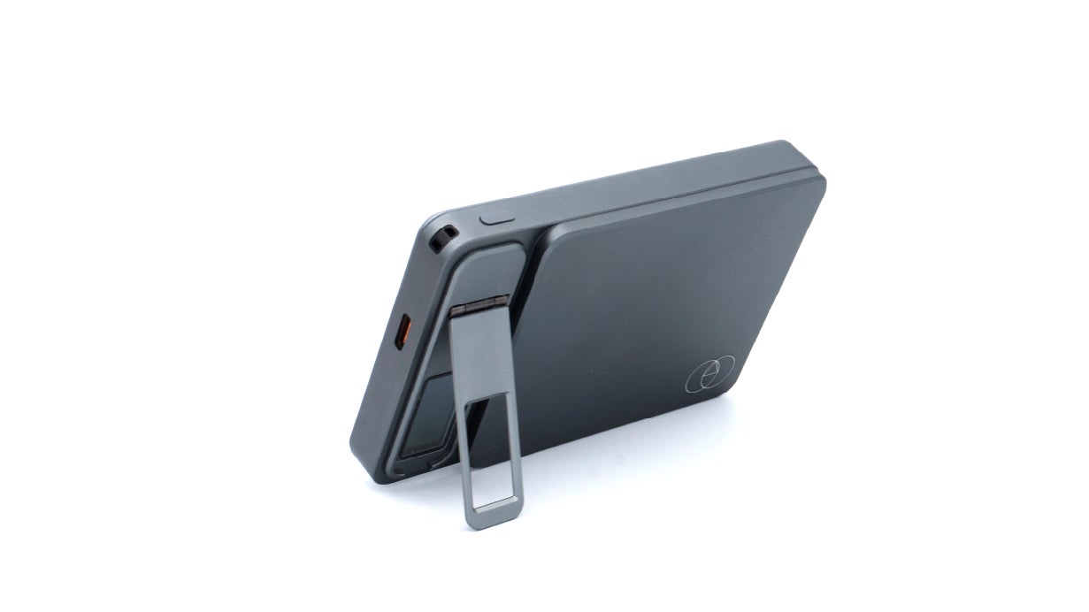 薄型8000mAh／残量％表示／MagSafe対応。準個体モバイルバッテリー