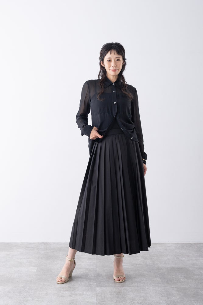 綿100％でもプリーツが続く、 美しいシルエットで、毎日頼れる定番