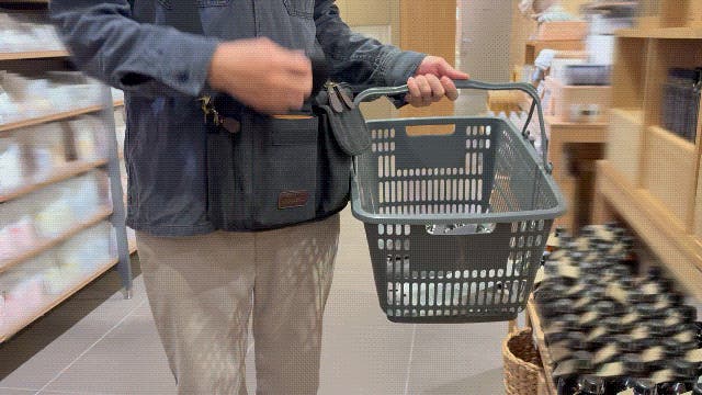 歩きながら、片手でスマホがサッと取れる！スマホ時代の軽量帆布