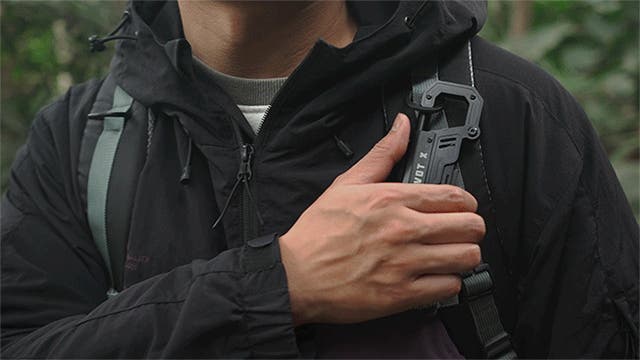 磁石で固定！暗闇作業を解放する、ライト搭載5in1次世代カラビナマルチ