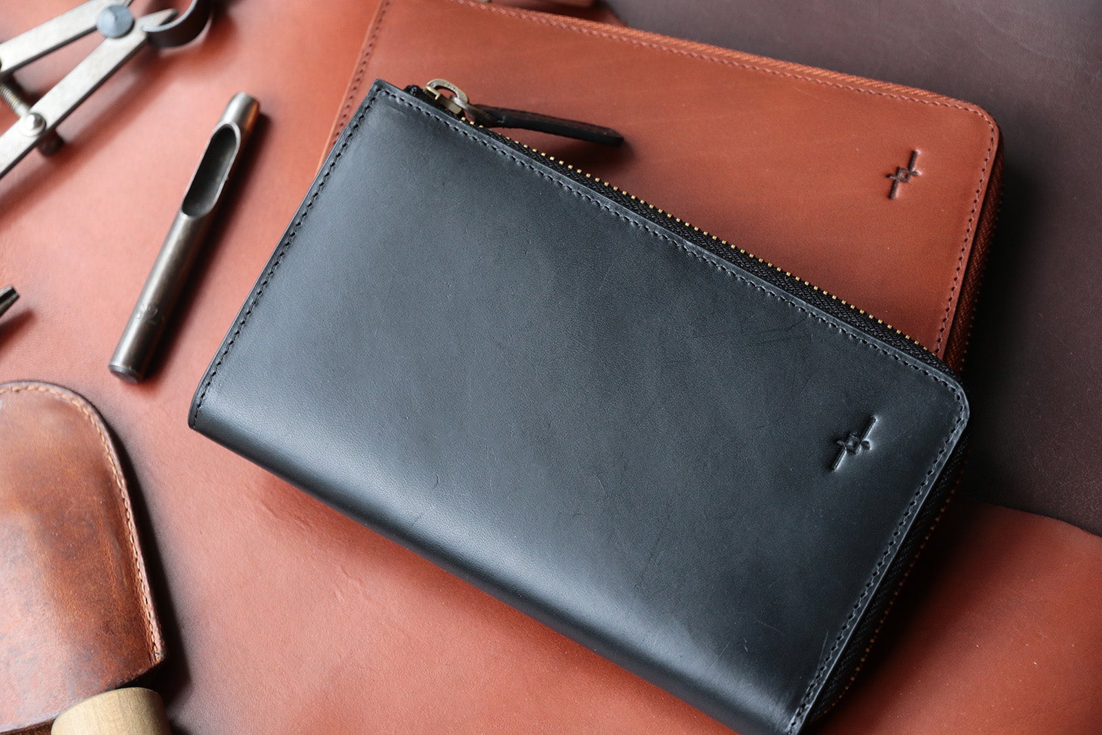 大容量もコンパクトも諦めない！【美しい艶革で作る】視認性を極めた