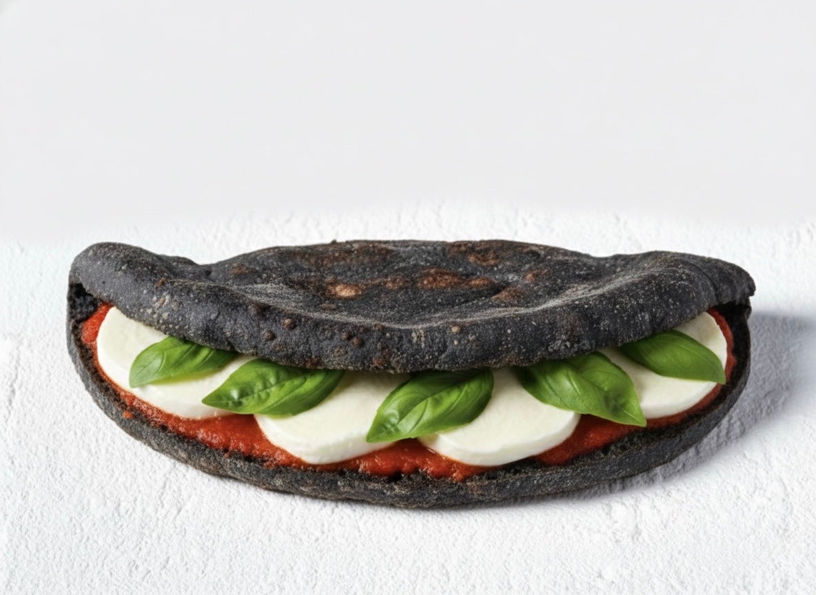 黒が魅せる、究極の食感。京都・W/PIZZA°から自家製竹炭生地の