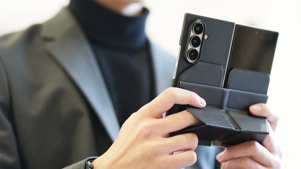折りたたみFoldやスマホに。開けばスタンド、両手グリップ｜バタフライ
