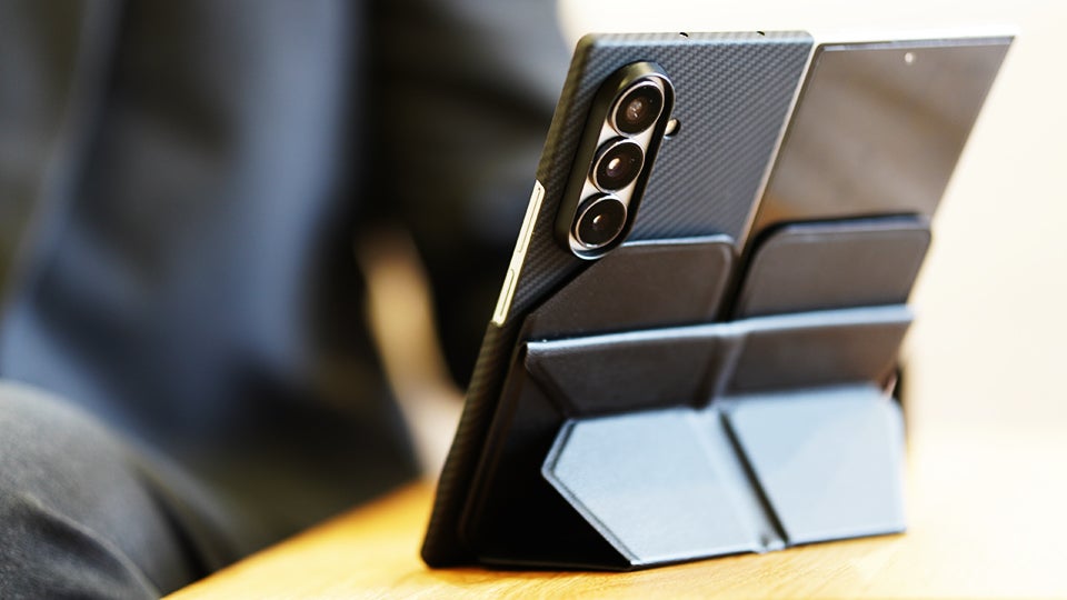折りたたみFoldやスマホに。開けばスタンド、両手グリップ｜バタフライ