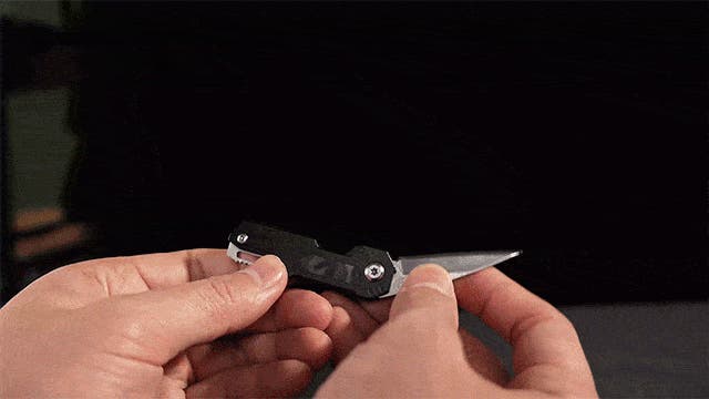 指先に宿る職人魂】ダマスカス鋼を纏うマルチツール。暗闇で光る機能美