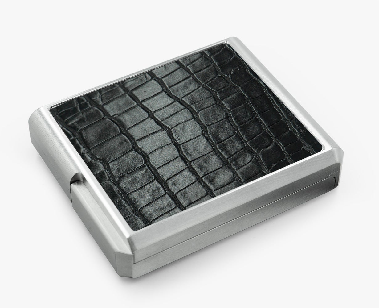 航空機素材のメタルウォレット、第5弾レザーモデル。パカッと開き