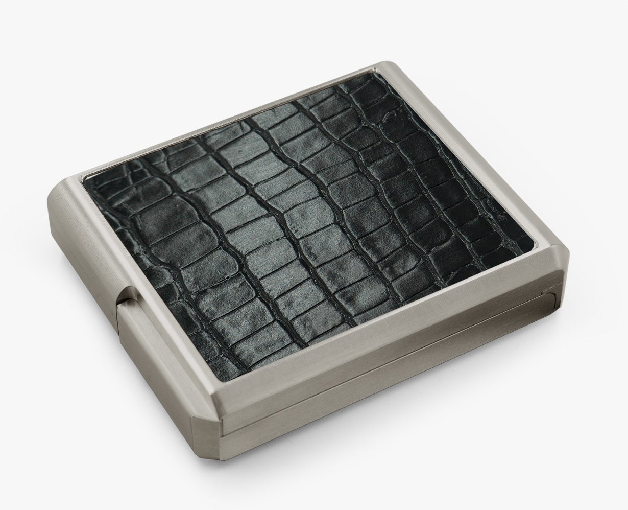 航空機素材のメタルウォレット、第5弾レザーモデル。パカッと開き