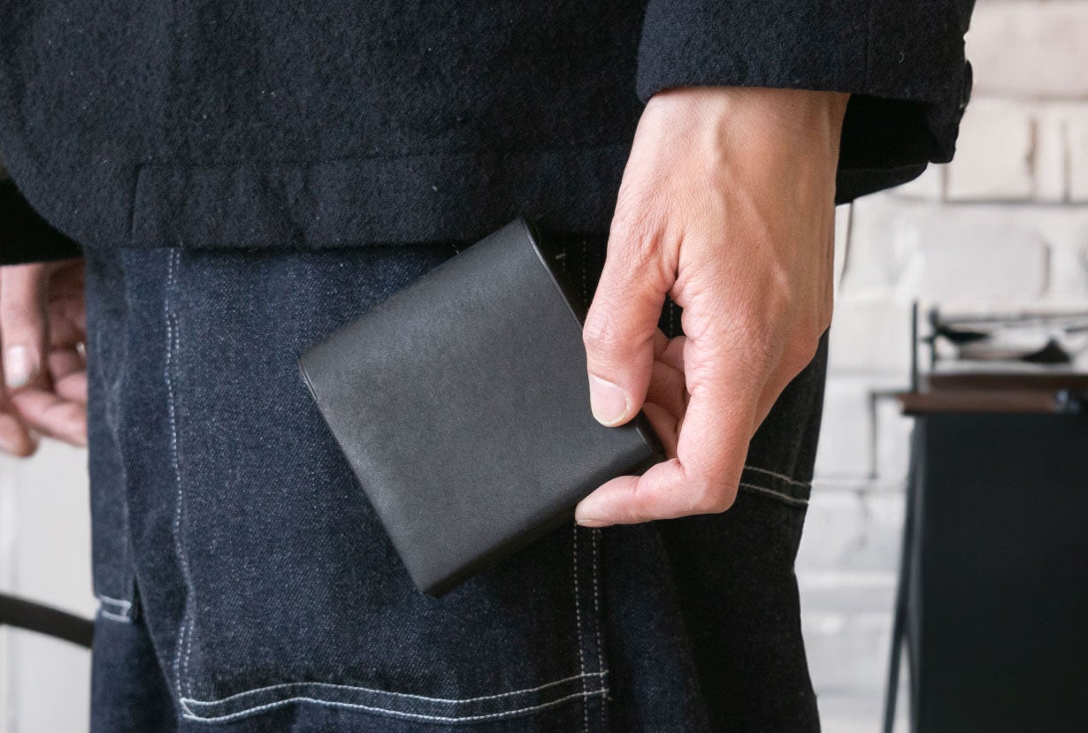 こだわりの二折り財布『エンジーマ』新たな装いで再び登場｜マクアケ