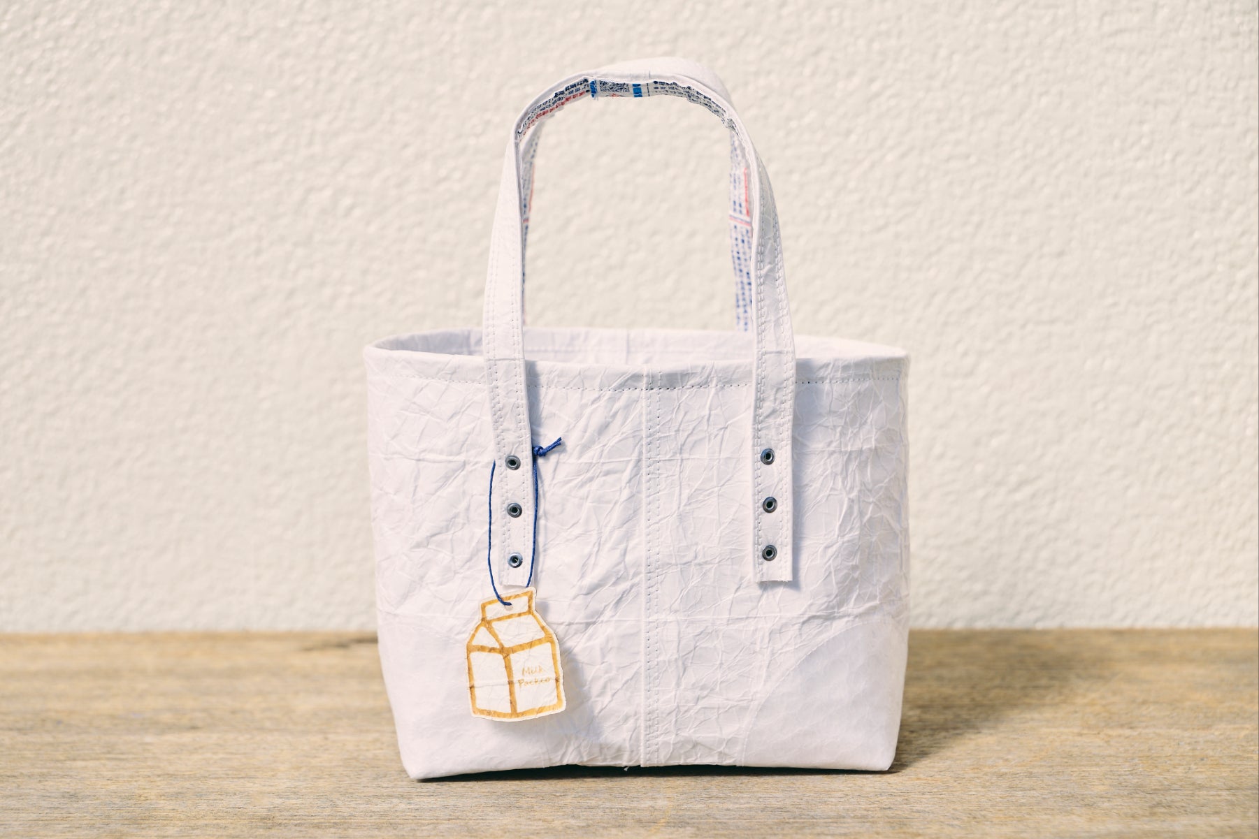ほぼ牛乳パックで出来たアップサイクル「MILK BAG」のミニトートバッグ