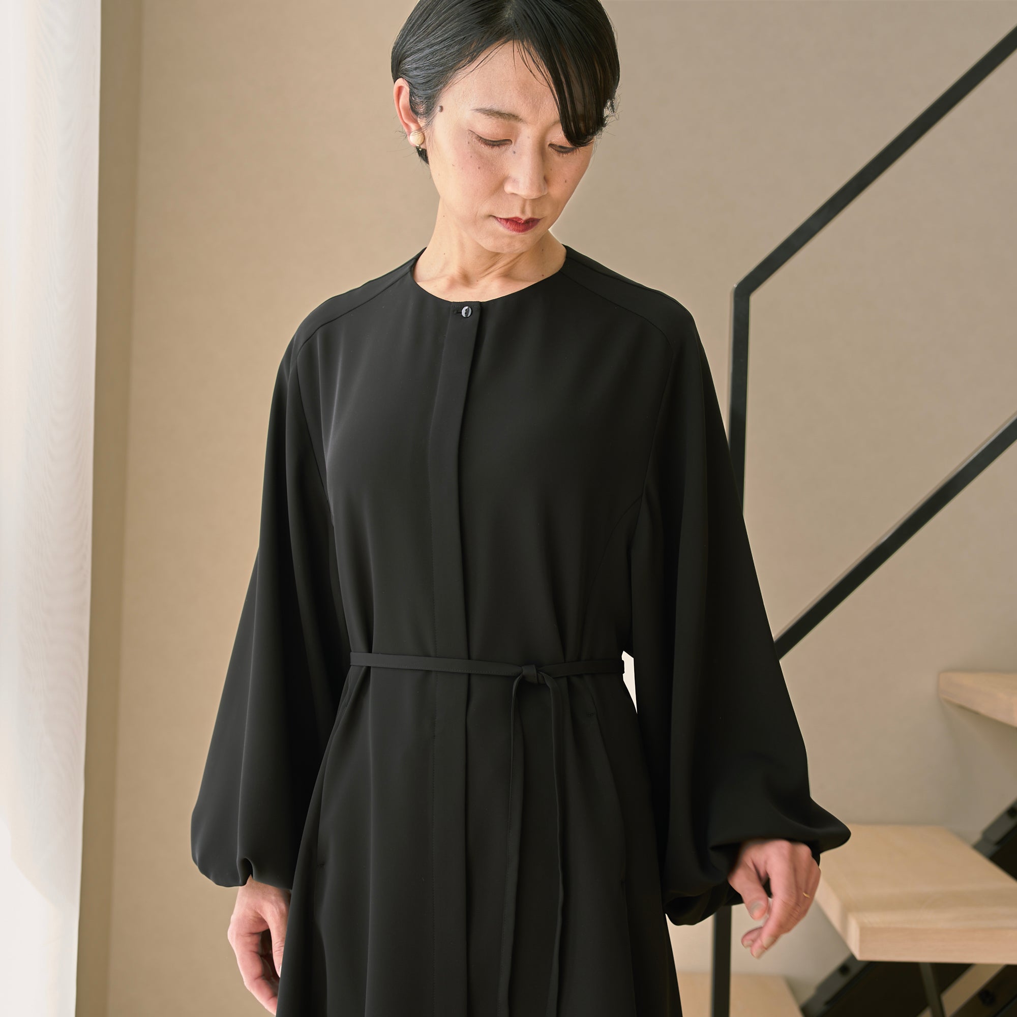 体型カバー×動ける】40代からの変化に寄り添う、袖がまくれるブラック