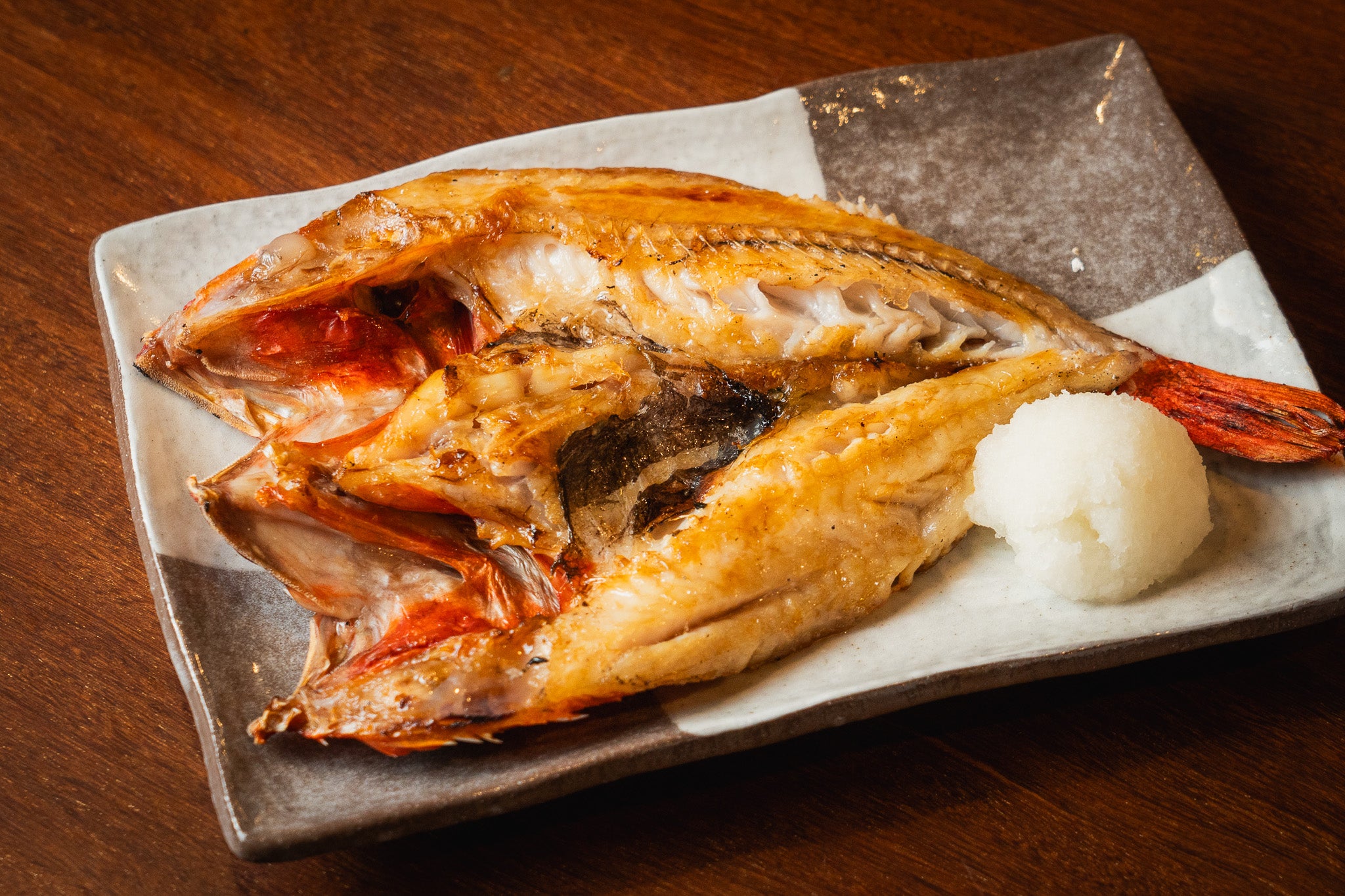 特別な十四代や秀鳳を飲み比べ。炉端焼きと希少な日本酒で、記憶に残る