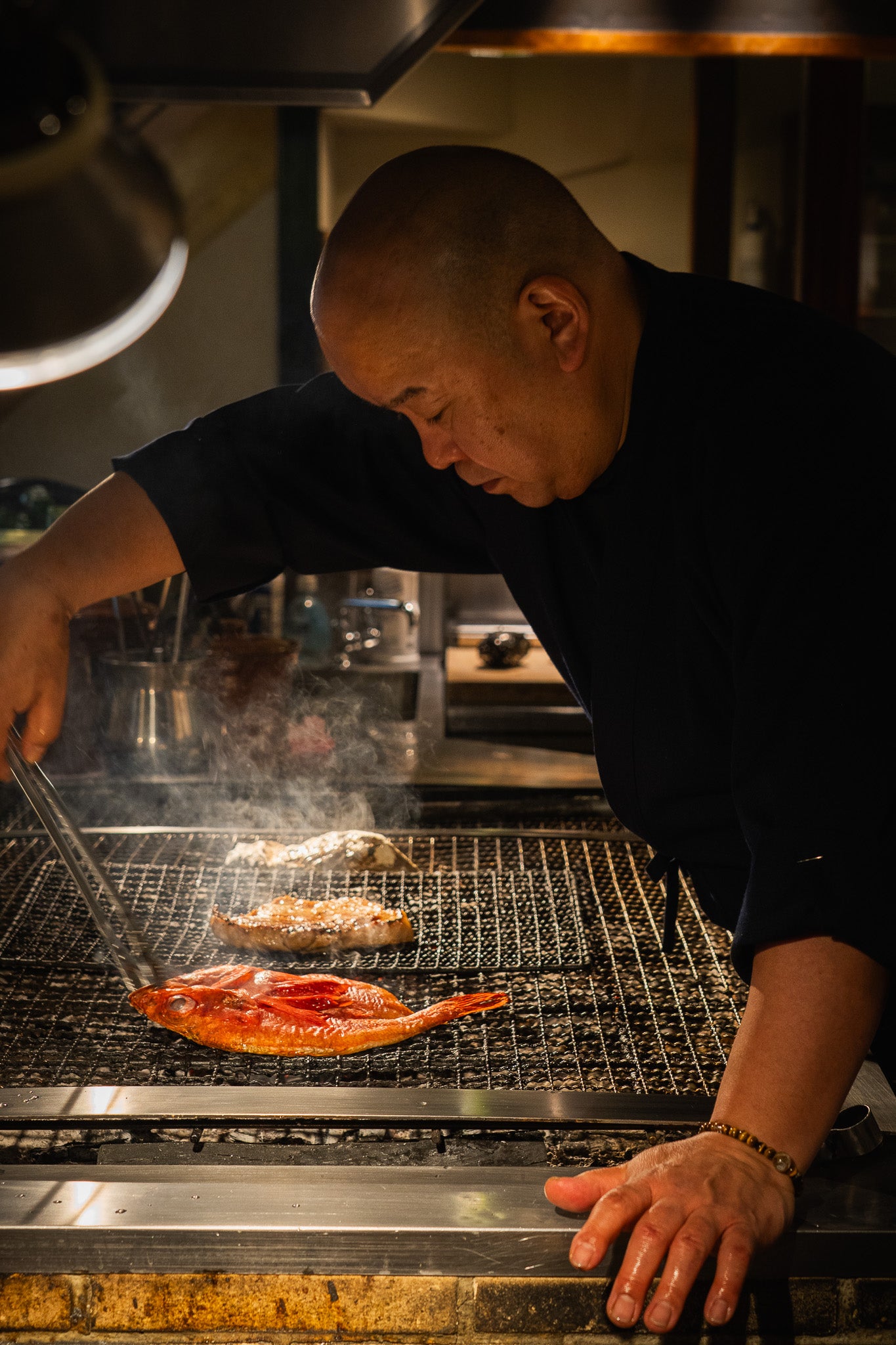 特別な十四代や秀鳳を飲み比べ。炉端焼きと希少な日本酒で、記憶に残る