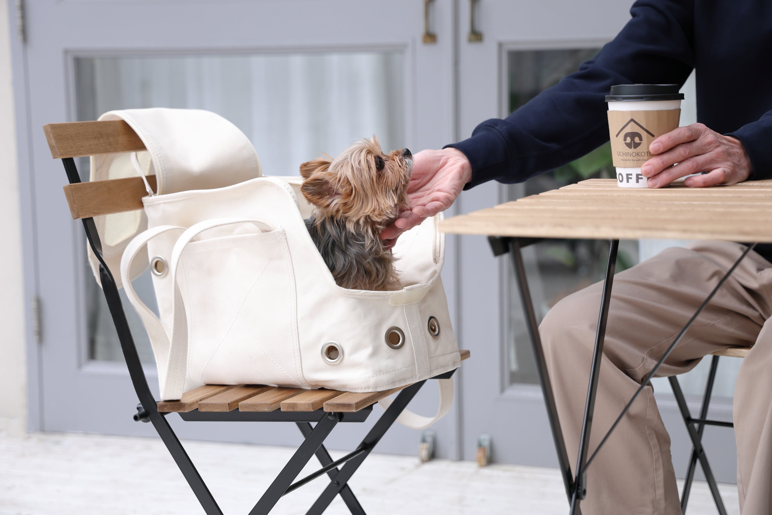 愛犬がくんくん本能で選ぶ ほっこり巣穴キャリーバッグ｜マクアケ