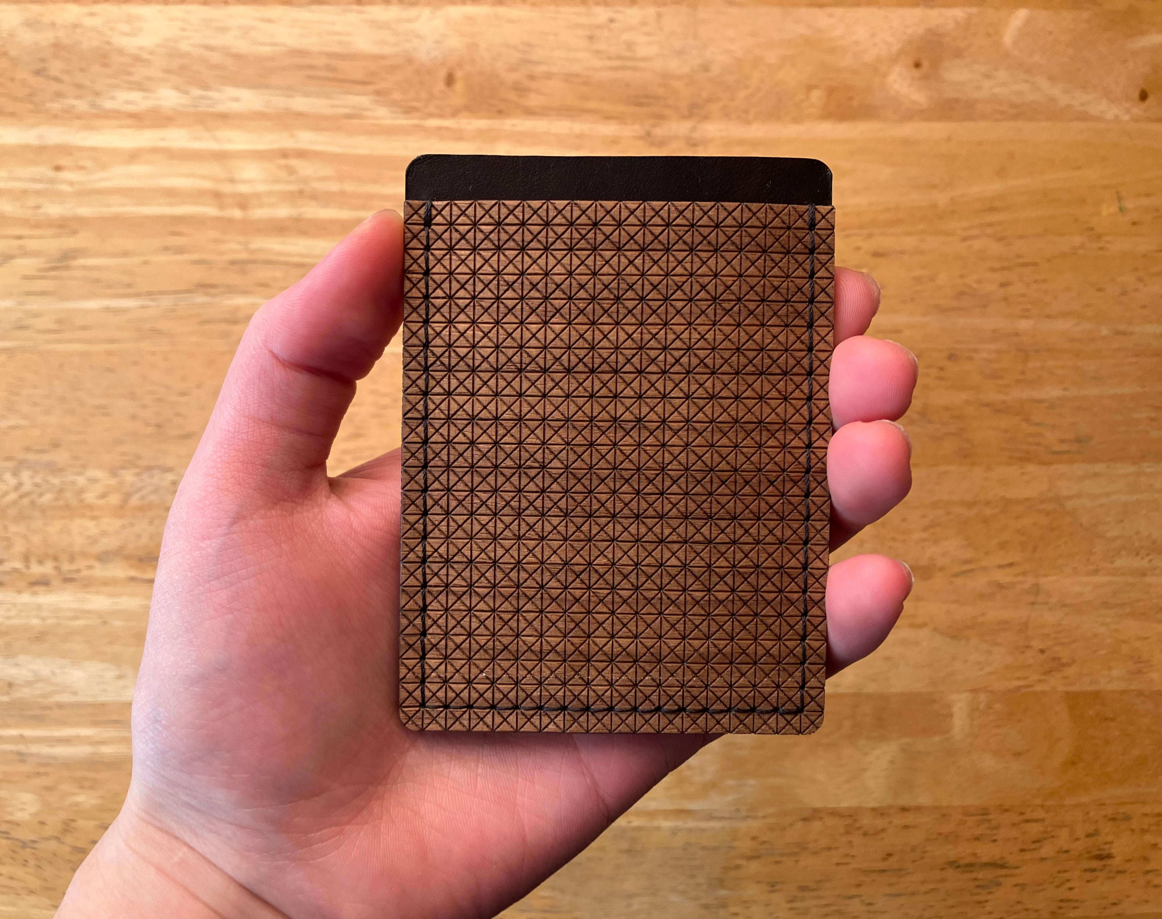 片手で、すっと取り出せる。木なのに、やわらかいカードケース
