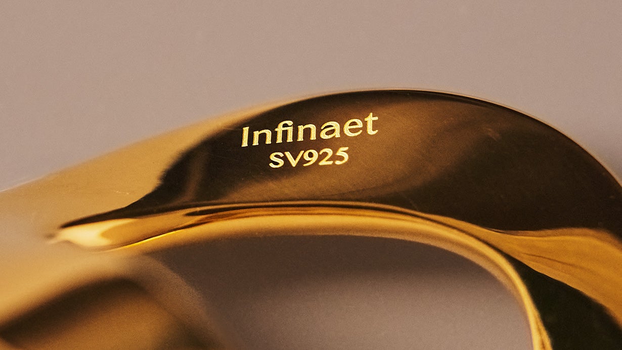 指元に飾る、永遠の彫刻。時を超えるSV925メビウスリング Infinaet