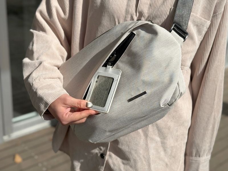 探さず、降ろさず、もたつかない。定位置が決まる快適ミドルバッグで