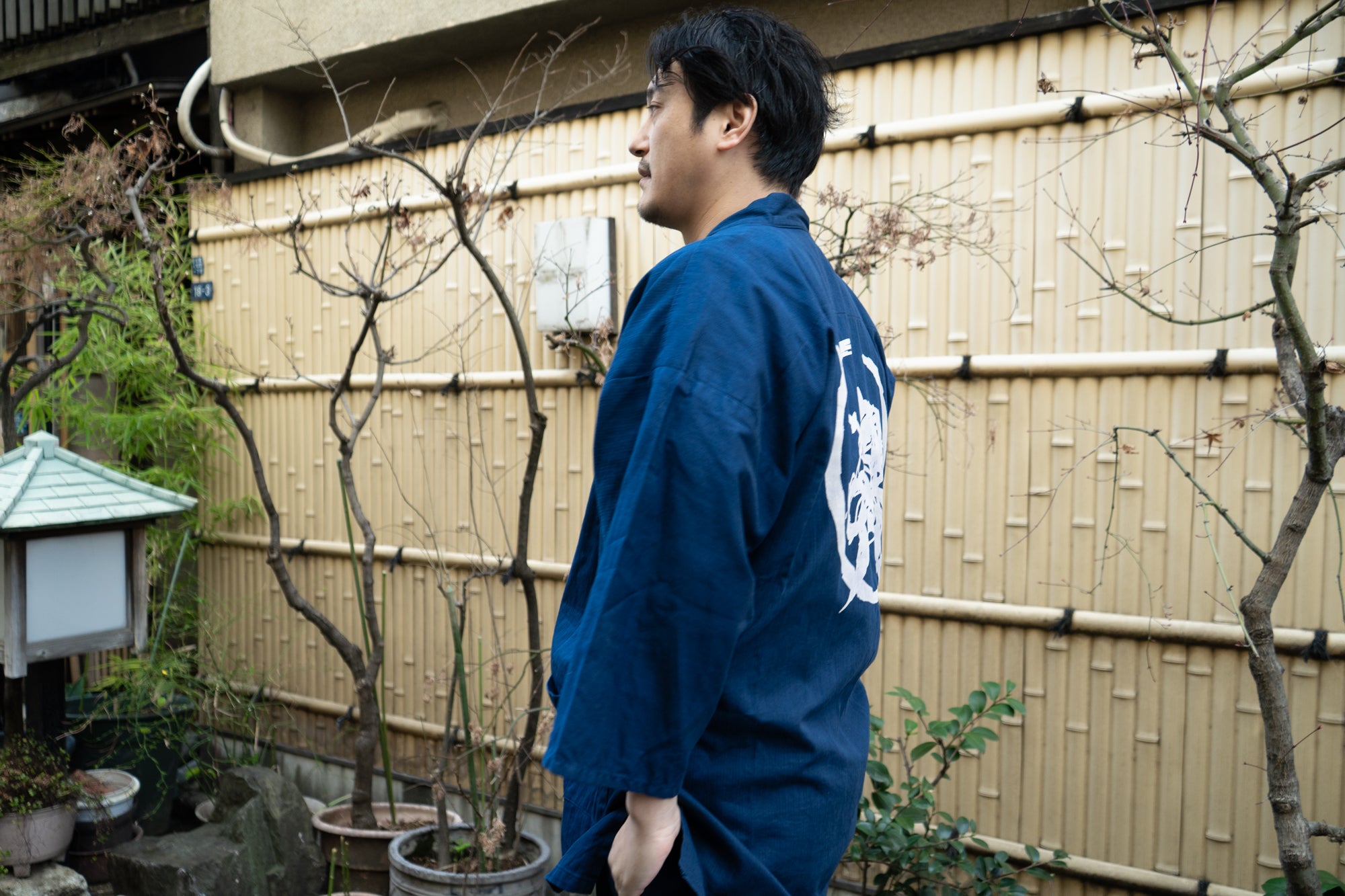 本格【デニム抜染作務衣】京都職人が施す手捺染加工｜マクアケ