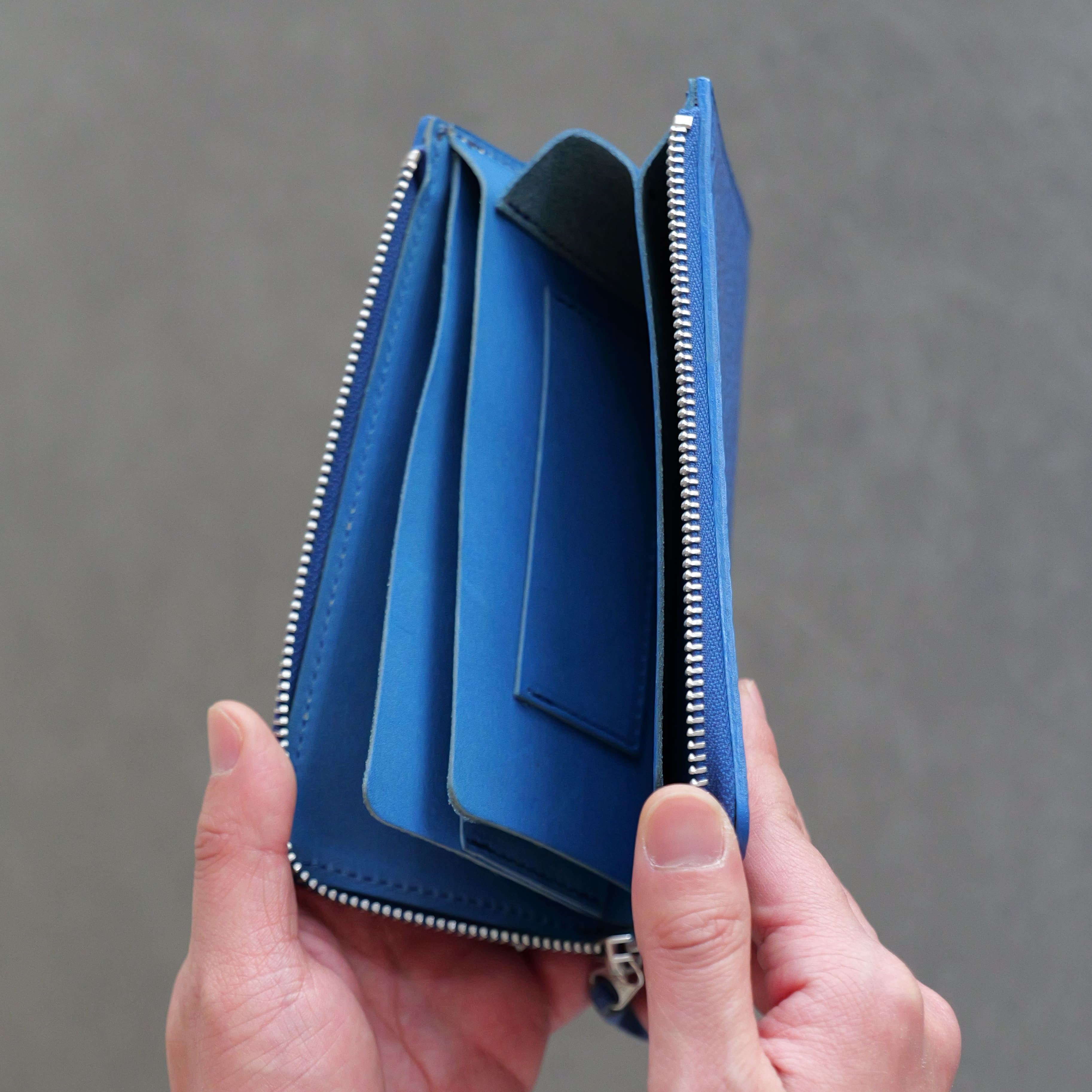 鮫さながらのスピード決済】収納力と見やすさ抜群！強く美しいサメ革
