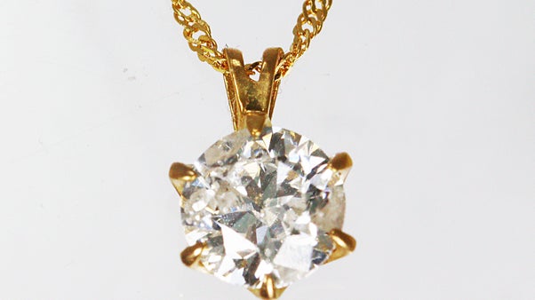 純金を贅沢に使用した、普段使いもできる純金大粒ダイヤモンドペンダント