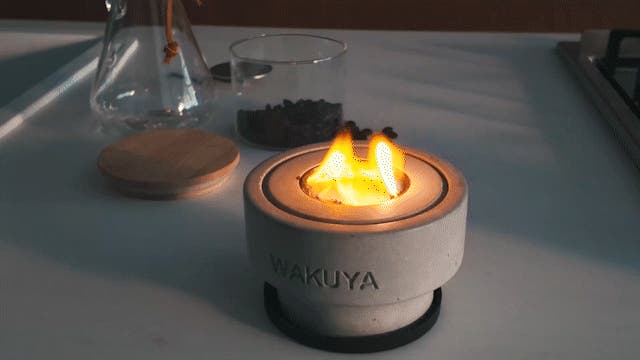 火を眺める贅沢を、日常の真ん中に。モルタル職人が贈る、究極の室内