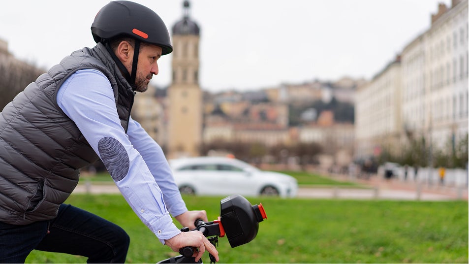3秒で手ぶら】自転車にカチャッとロック。フランス発、ヘルメットの新